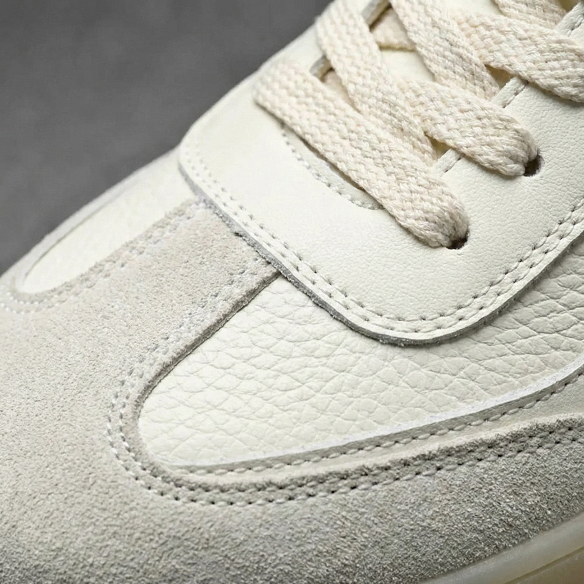 Low Top Herren Sneaker mit Schnürsenkeln in detailreicher Produktansicht