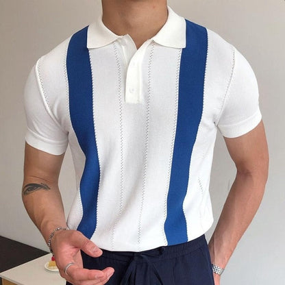 Detailansicht des Herren Strick-Poloshirts mit vertikalen Streifen und Kragen