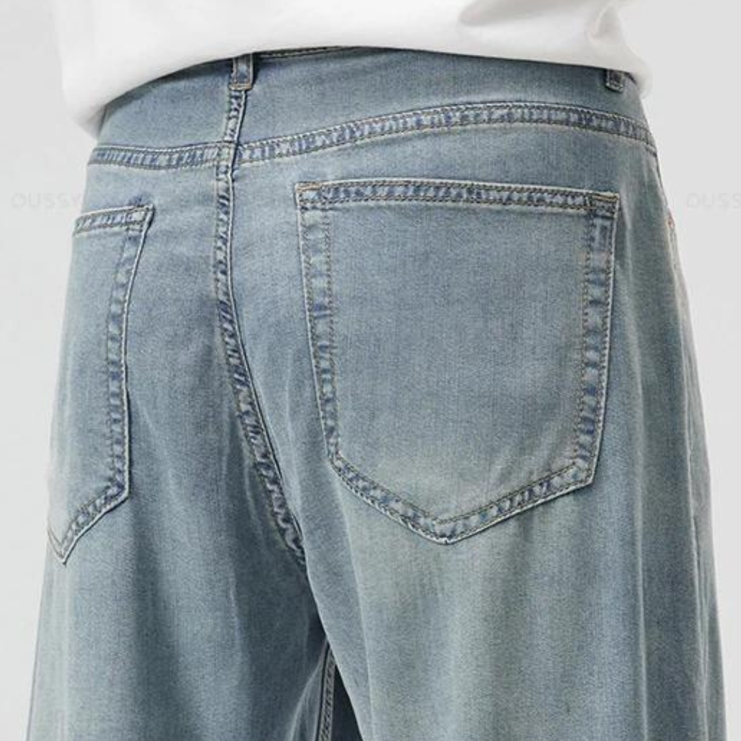 Stoffdetail der Herrenhose aus Lyocellmischung mit glatter Oberfläche
