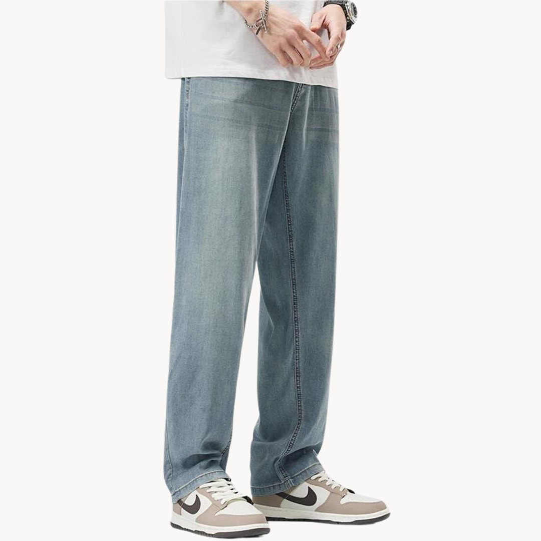 Herren Straight Leg Hose aus Lyocellmischung in voller Länge getragen