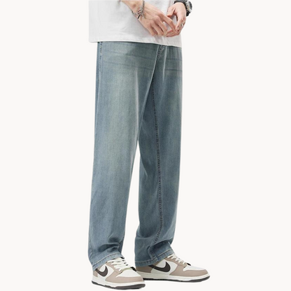 Herren Straight Leg Hose aus Lyocellmischung in voller Länge getragen