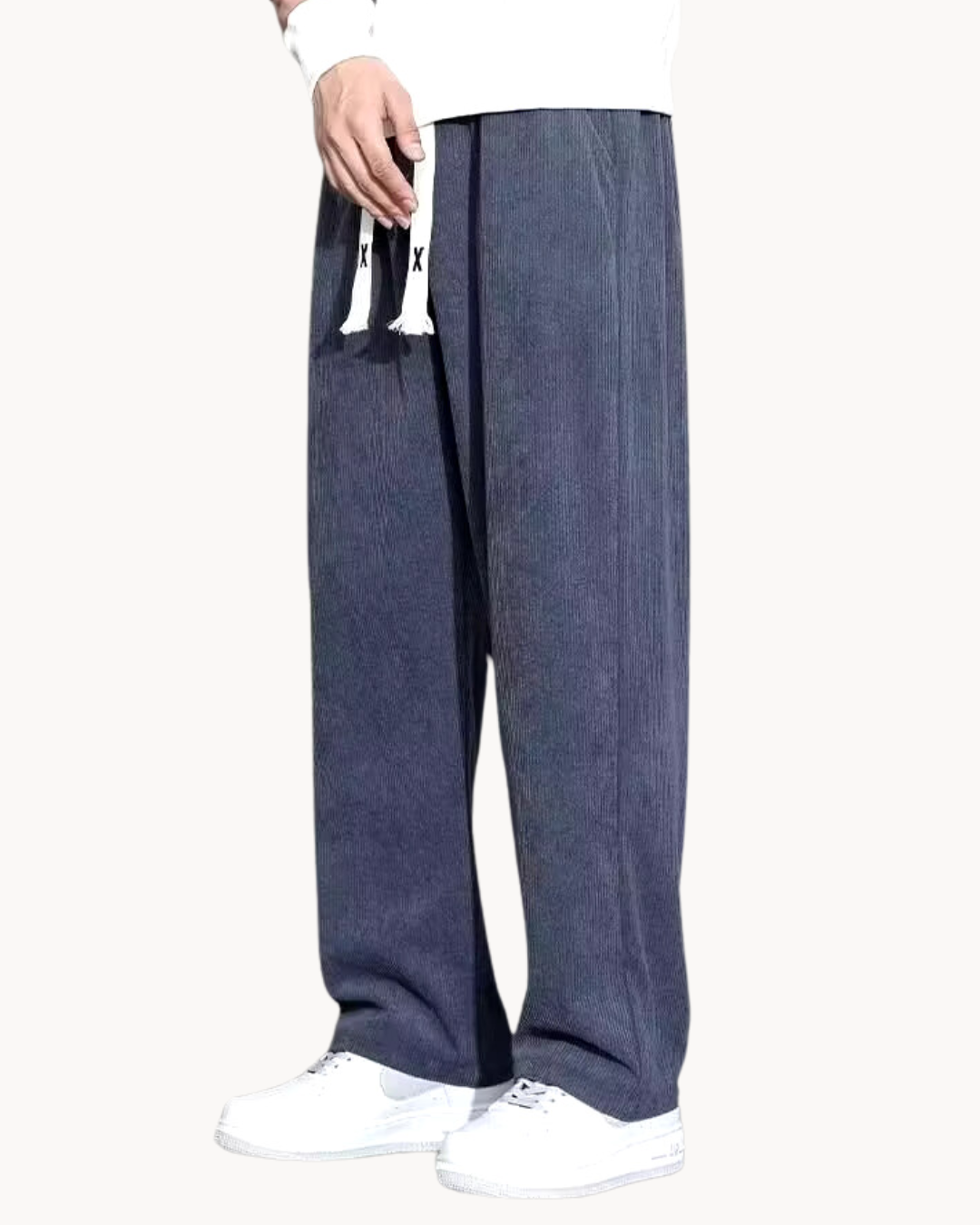 Herren Cordhose aus Cord mit lockerer Passform in Seitenansicht