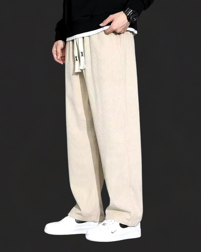Detailaufnahme der Cordstruktur an der Herrenhose aus Polyester