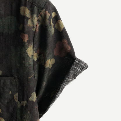 Seitenansicht des Herren Kurzarmhemds mit Blumenprint