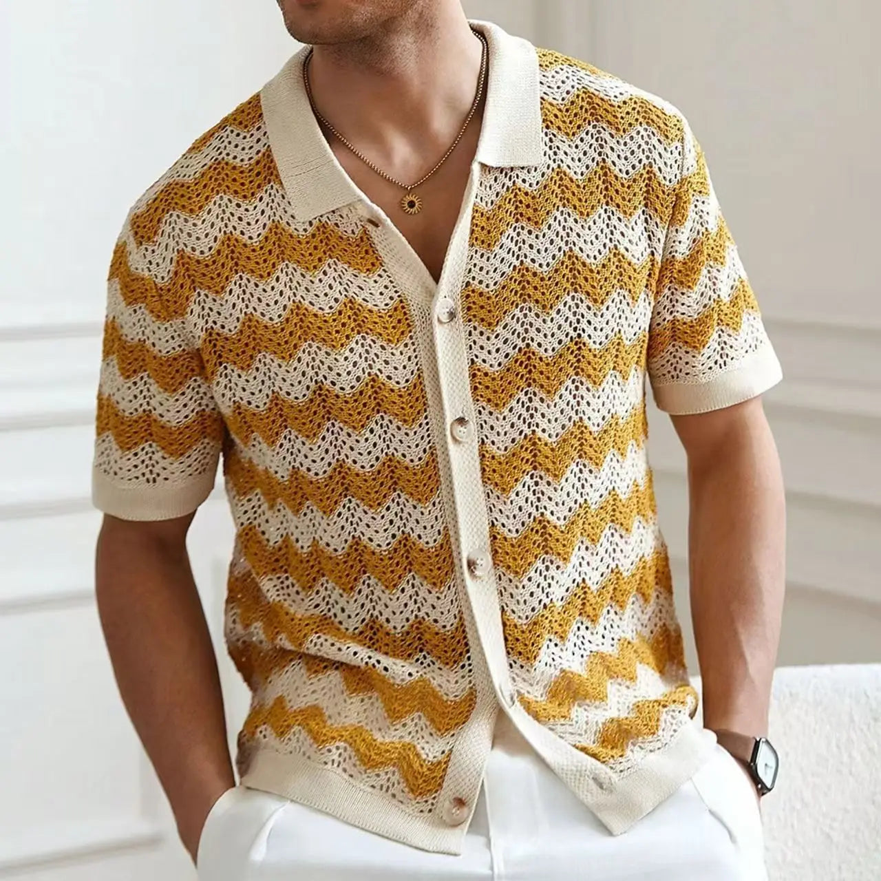 Herren-Strickhemd mit Chevronmuster in Nahaufnahme der Textur