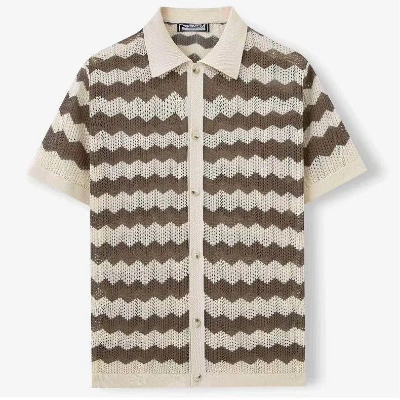 Herren-Strickhemd mit Chevronmuster gestylt für einen sommerlichen Look