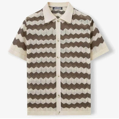 Herren-Strickhemd mit Chevronmuster gestylt für einen sommerlichen Look