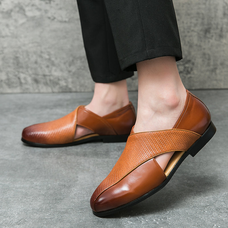 Seitliche Ansicht der klassischen Loafer-Silhouette aus Leder