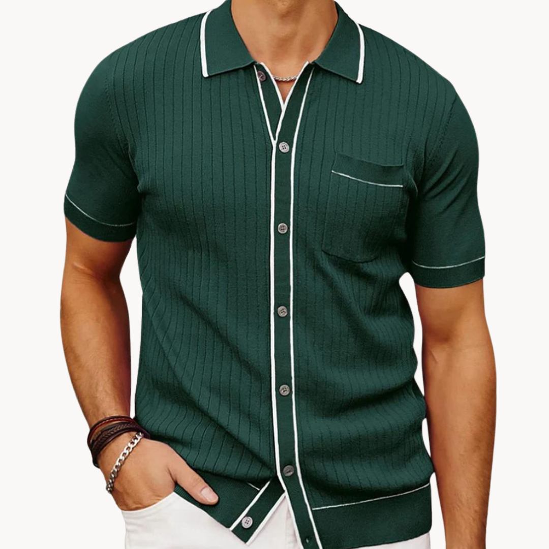 Detailansicht eines gerippten Herren-Poloshirts mit Knopfleiste und Kragen