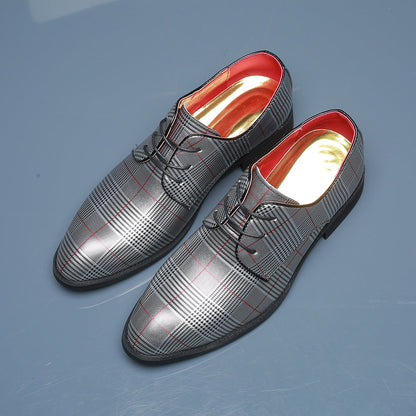 Herren-Schnürschuhe mit spitzer Zehenpartie und Gummisohle in Seitenansicht
