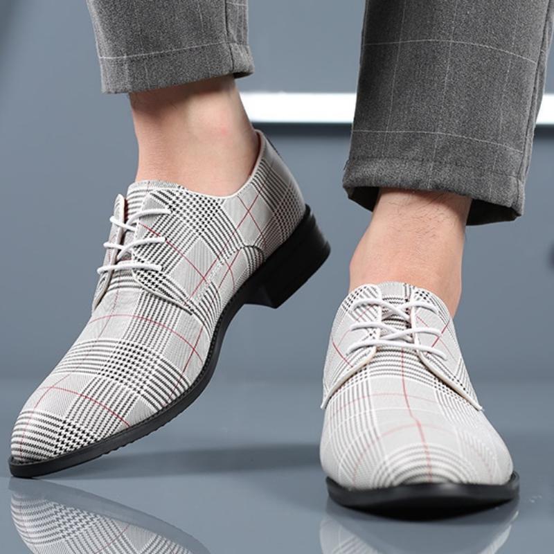 Detailansicht der spitzen Zehenpartie der Herren-Schnürschuhe