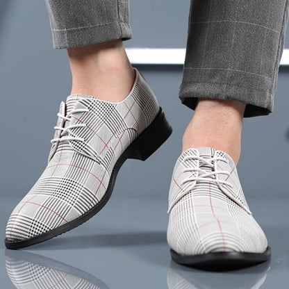 Detailansicht der spitzen Zehenpartie der Herren-Schnürschuhe