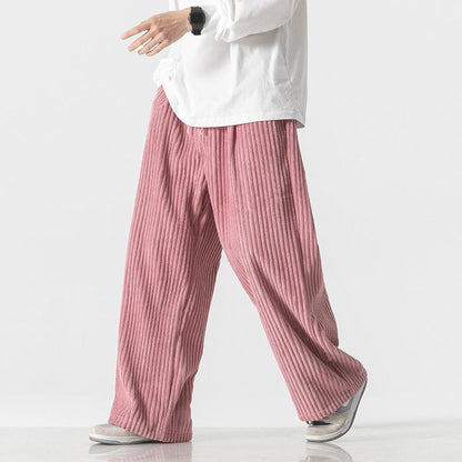Herren Cordhose mit relaxed fit und tapered leg in Vorderansicht