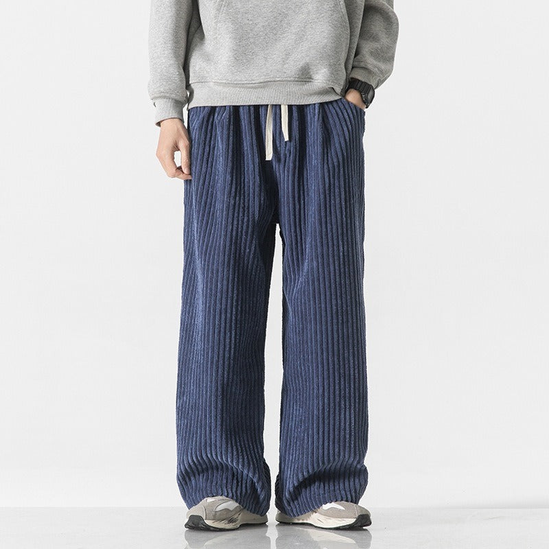 Herren Cordhose im lässigen Freizeitlook getragen