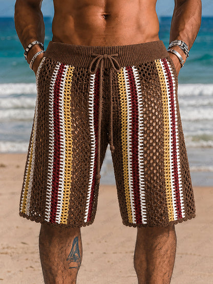 Herren Shorts in Häkeloptik am Modell in Seitenansicht