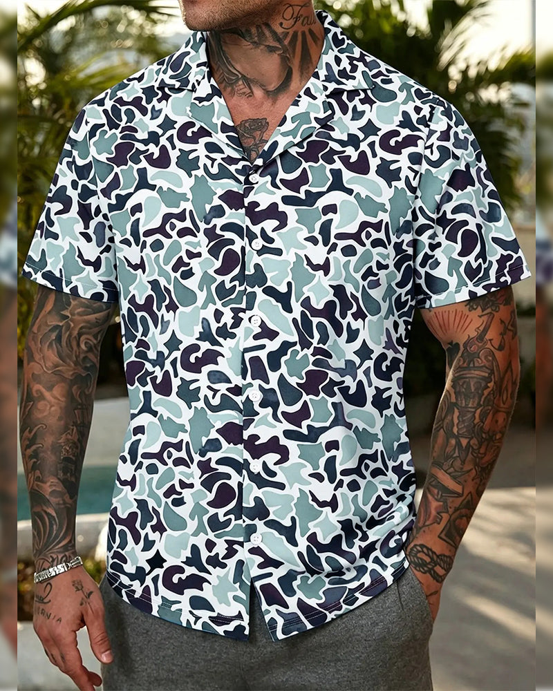 Nahaufnahme des Stoffes und Camouflage-Musters am Herren Kurzarmhemd