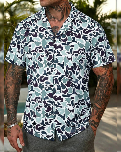 Nahaufnahme des Stoffes und Camouflage-Musters am Herren Kurzarmhemd