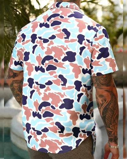 Herrenhemd mit kurzen Ärmeln und Camouflage-Print, seitliche Ansicht