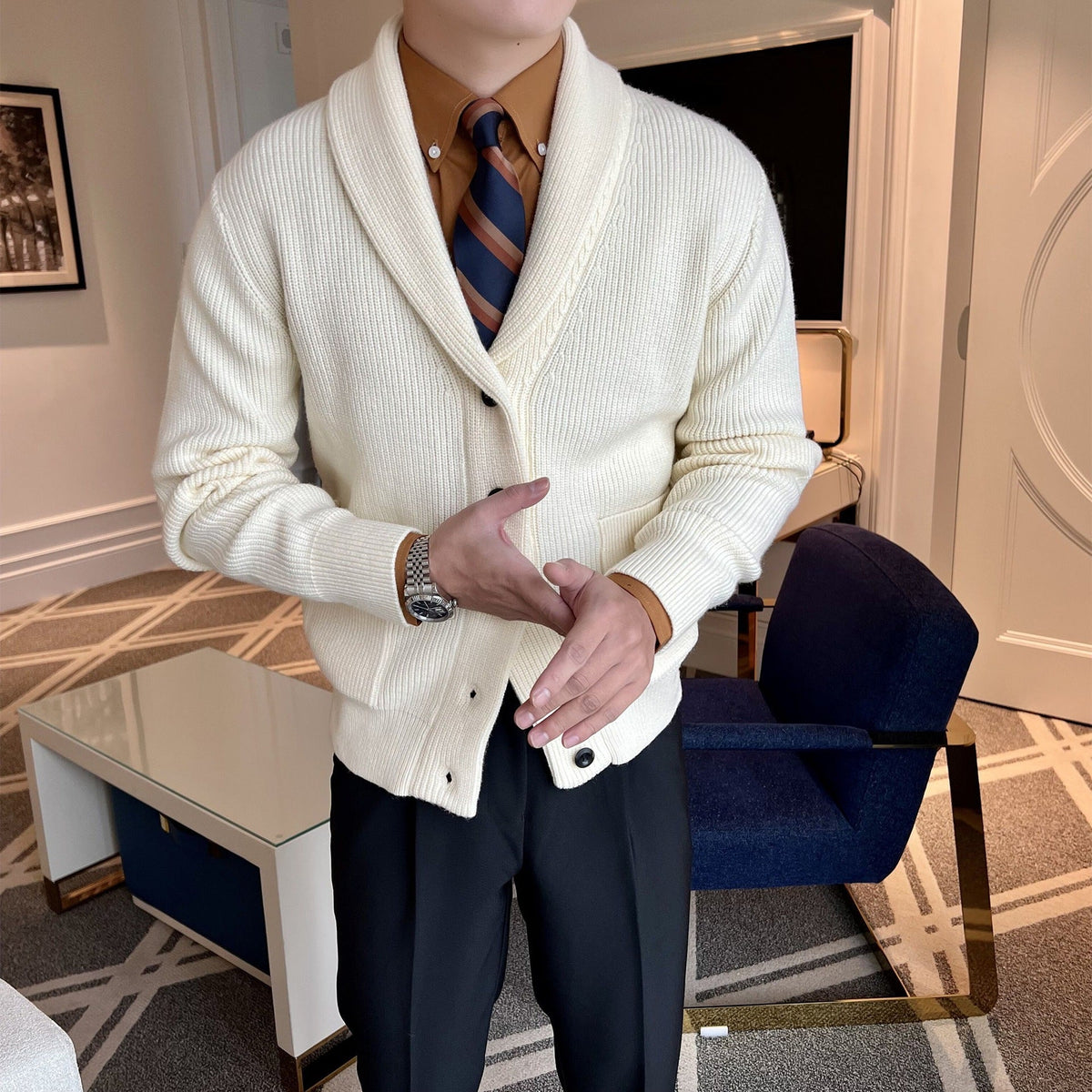 Herren-Strickjacke mit V-Ausschnitt und langen Ärmeln, Seitenansicht