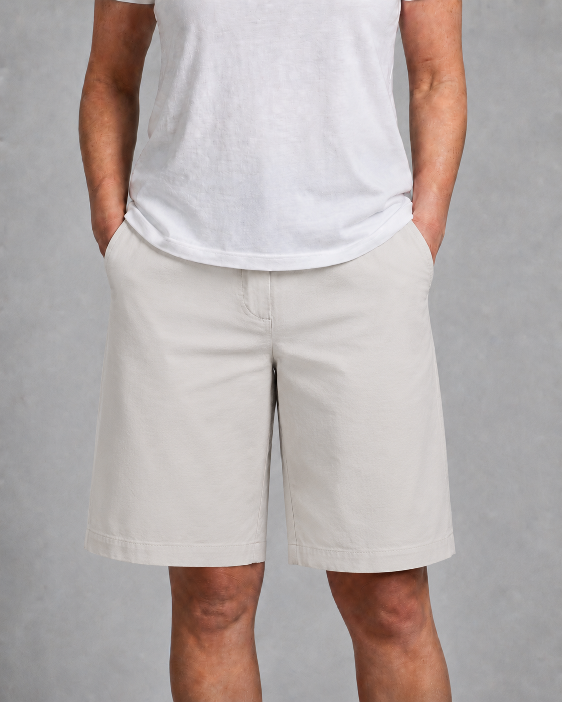 Seitenansicht der knielangen Damen-Shorts mit Mid Rise