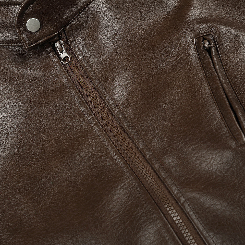 Nahaufnahme des Reverskragens an der braunen Bikerjacke
