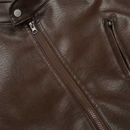 Nahaufnahme des Reverskragens an der braunen Bikerjacke