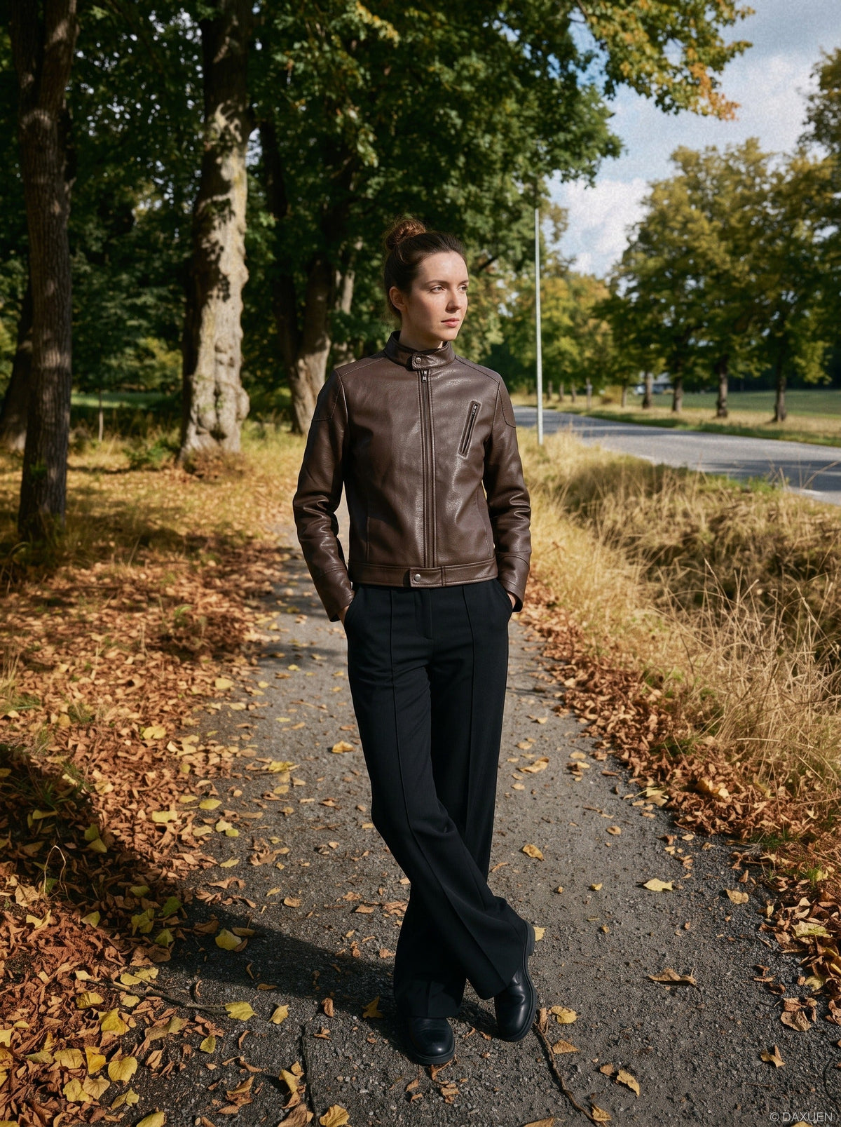 Detailansicht der strukturierten Oberfläche der braunen Bikerjacke