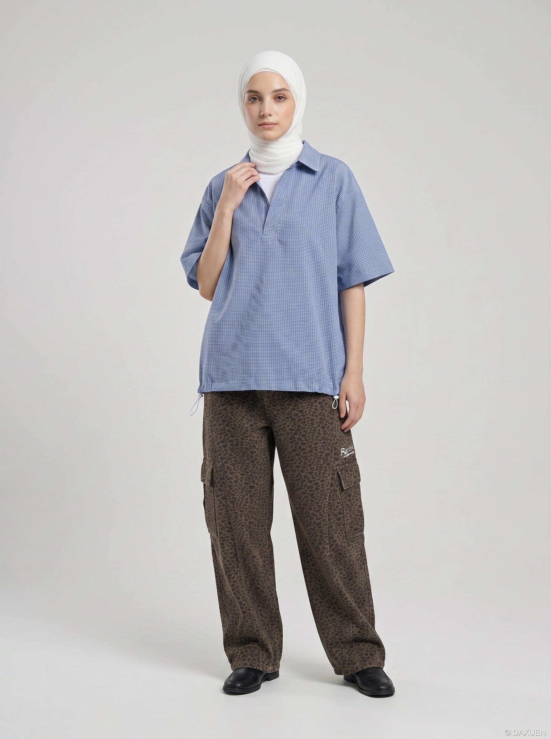 Damen Popover-Bluse mit Gingham-Karo in Blau-Weiss gestylt