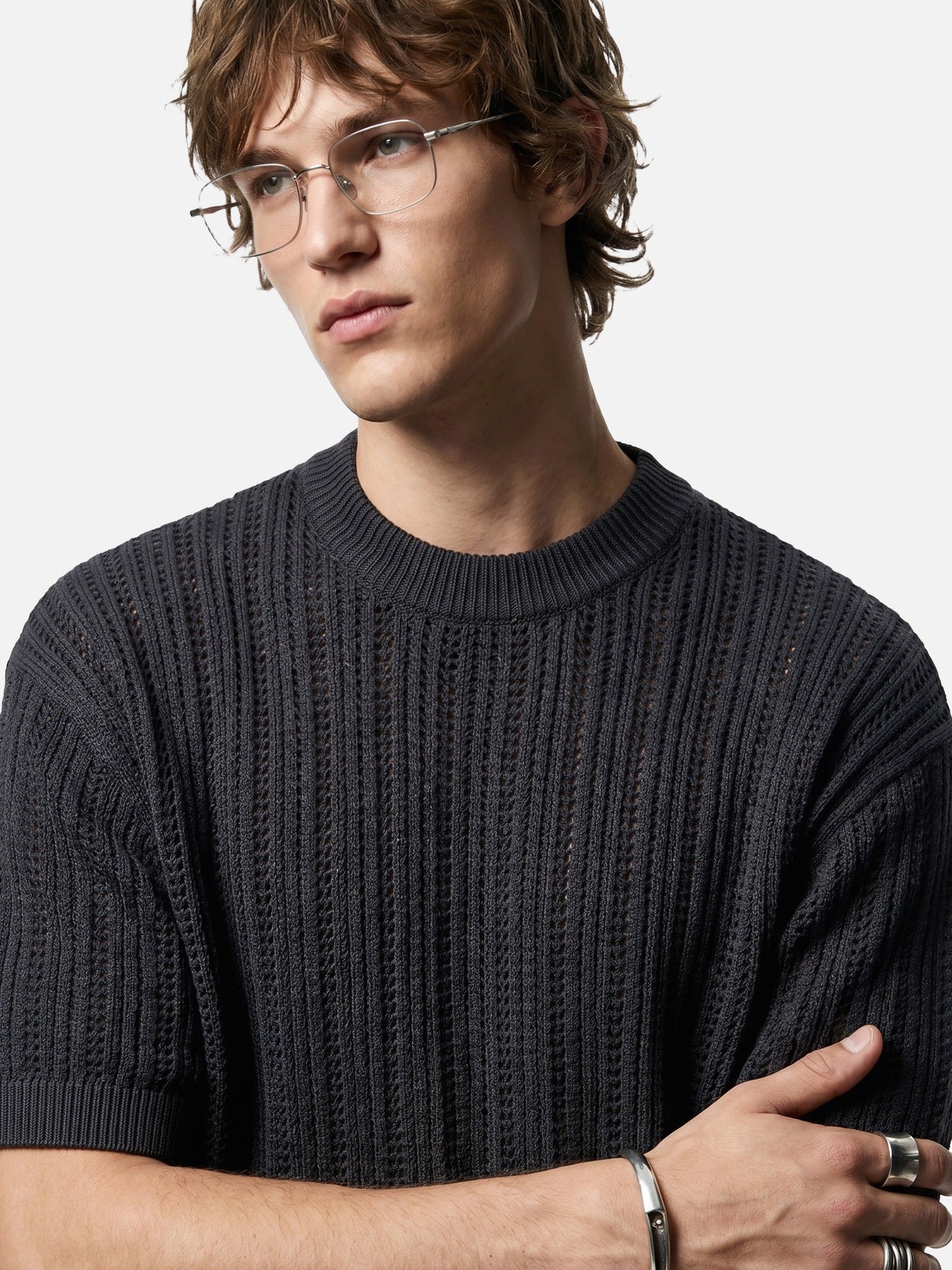 Damen Kurzarm-Stricktop aus Lochstrick an Model getragen