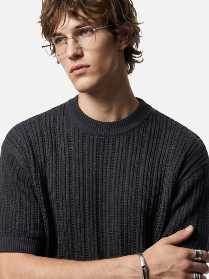 Damen Kurzarm-Stricktop aus Lochstrick an Model getragen