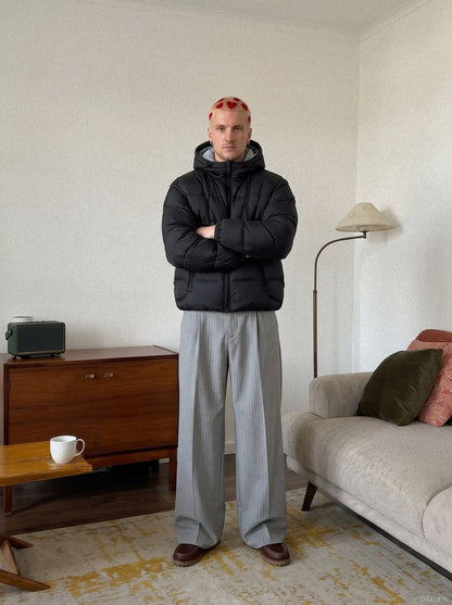 Seitliche Ansicht der lässig geschnittenen Oversized-Steppjacke