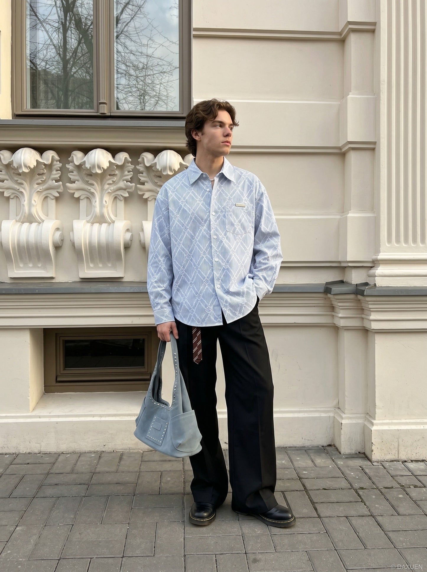 Seitenansicht des blau-weissen Herren Oversize-Hemds mit Knöpfen