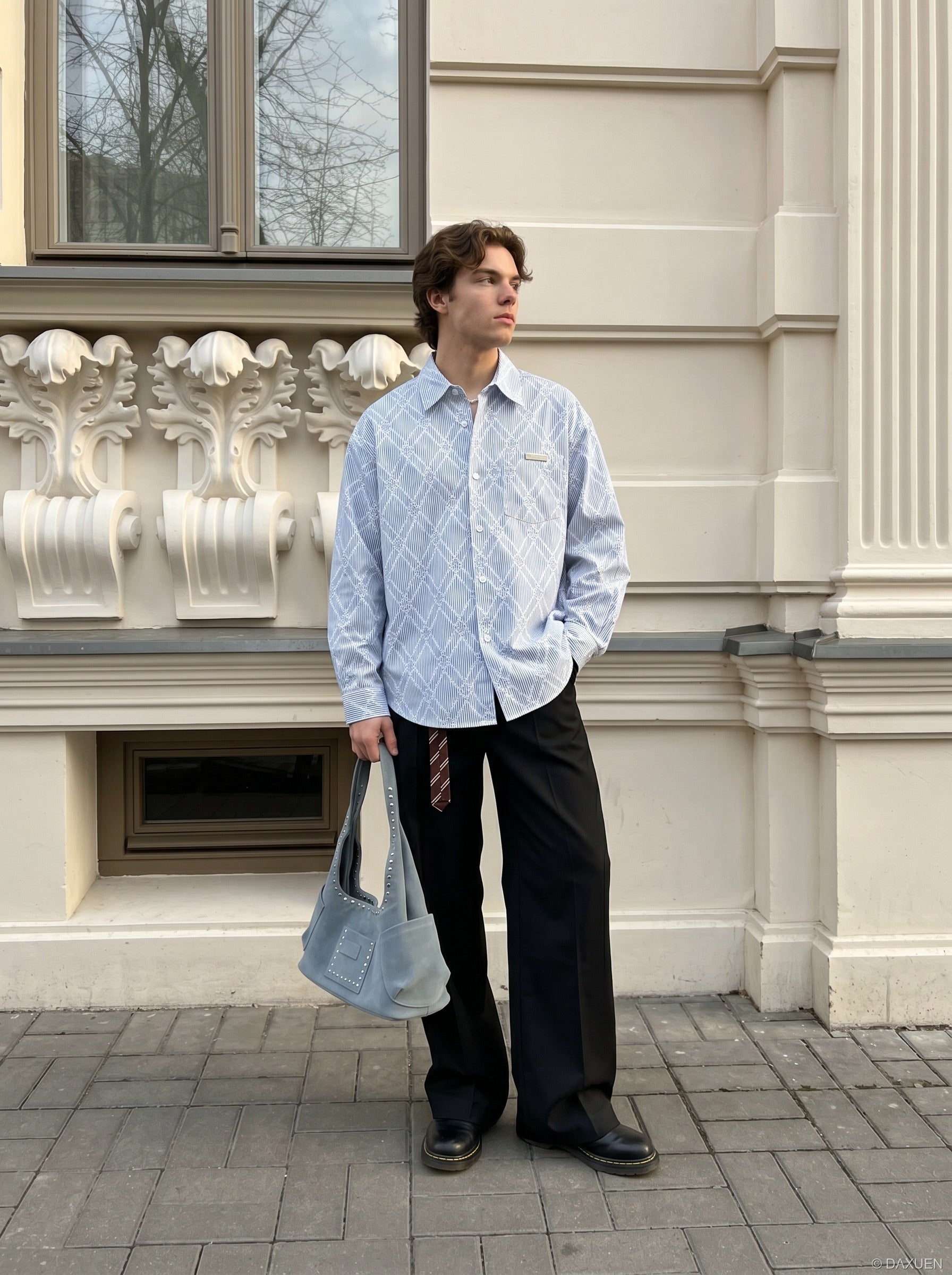 Seitenansicht des blau-weissen Herren Oversize-Hemds mit Knöpfen