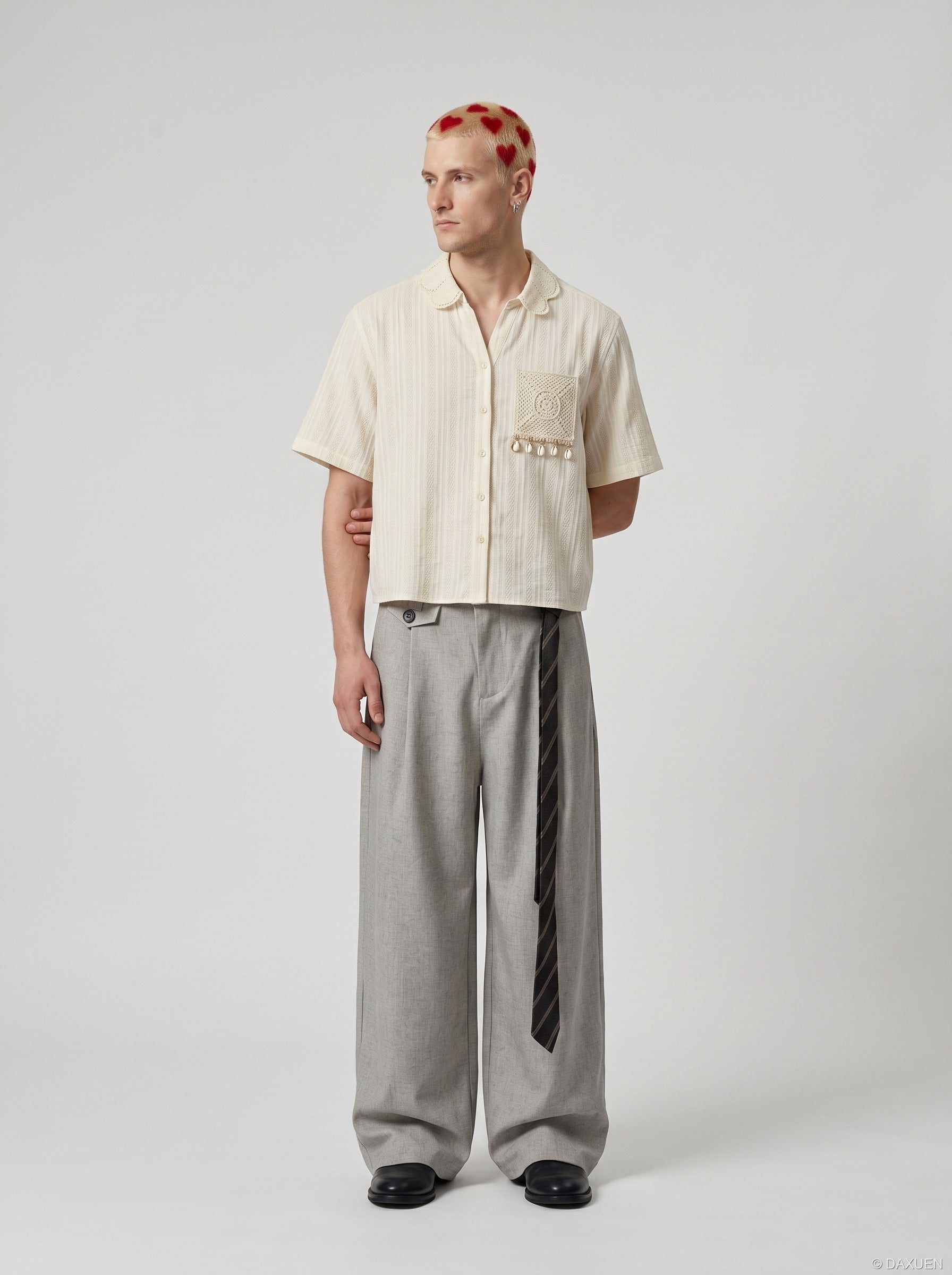 Damen Kurzarmhemd in Creme als luftiger Sommerlook getragen
