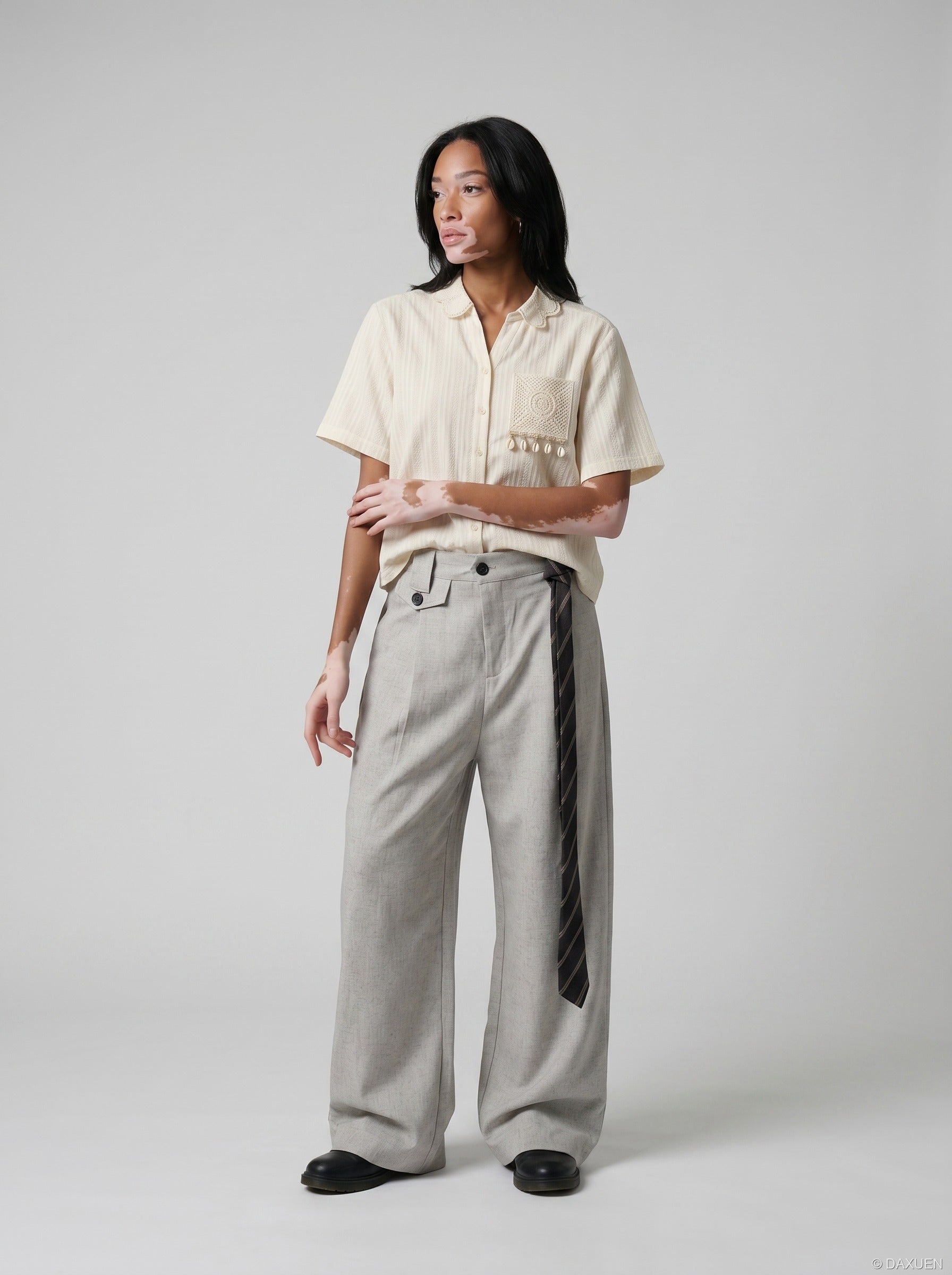 Nahaufnahme der Muscheldetails am Damen Kurzarmhemd in Creme