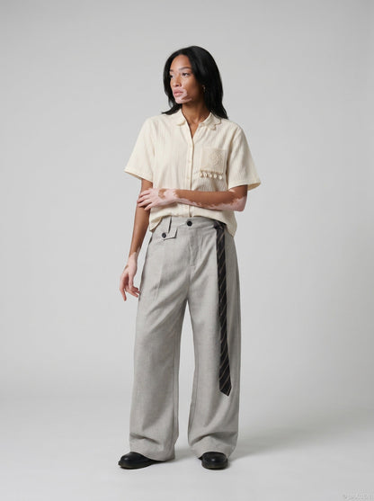 Nahaufnahme der Muscheldetails am Damen Kurzarmhemd in Creme