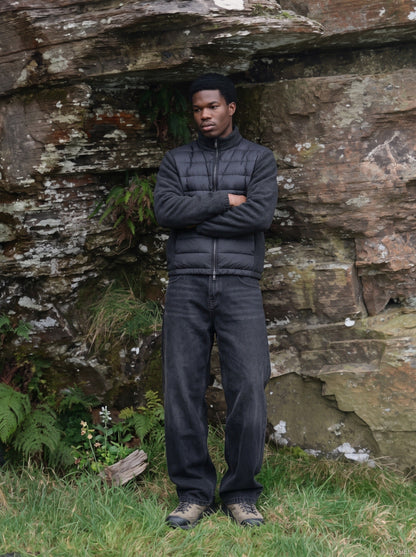 Detailaufnahme des weichen Fleece-Stehkragens der Steppjacke