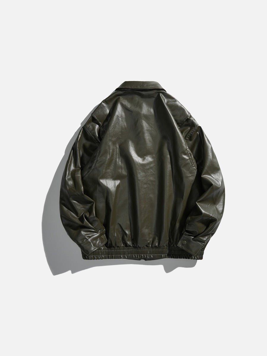 Gesamtansicht der schwarzen Bomberjacke mit metallischem Emblem