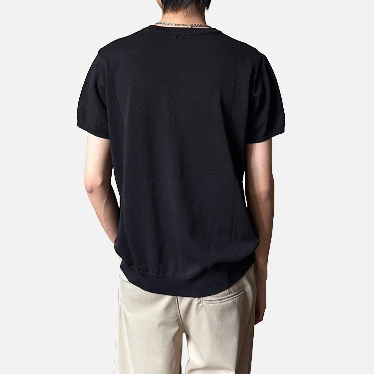 Detailaufnahme des gerippten Stoffes am Damen T-Shirt