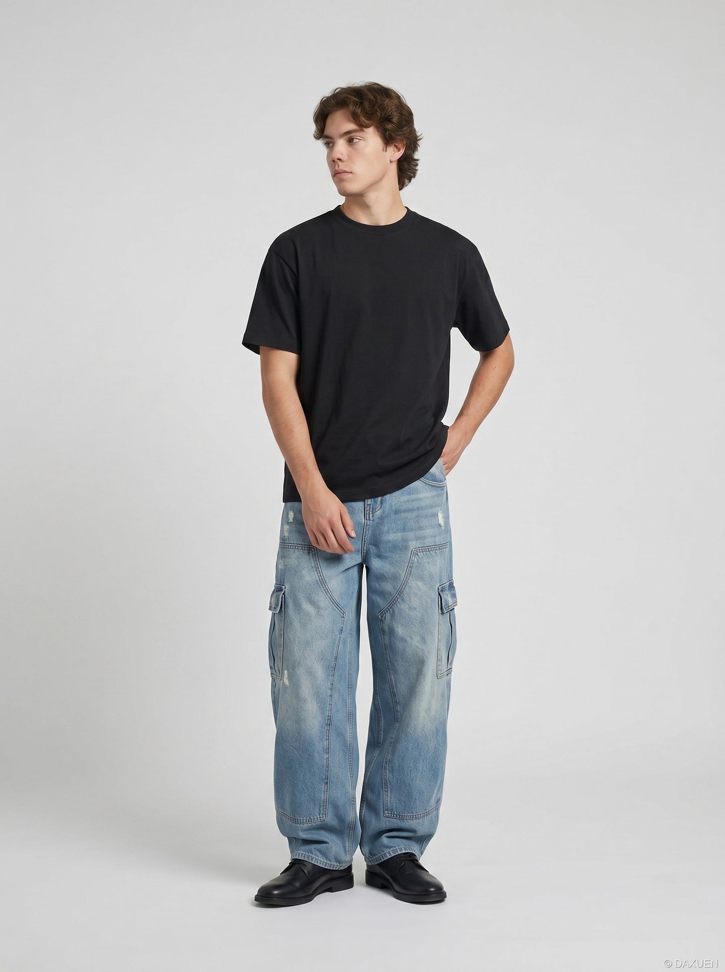 Nahaufnahme des Stoffes vom schwarzen Herren T-Shirt