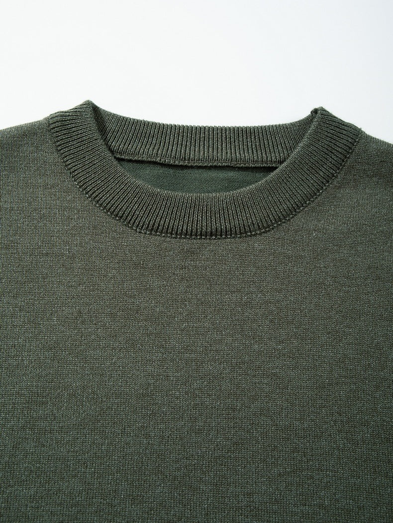 Detailansicht des olivgrünen Stricktops mit feiner Strickstruktur