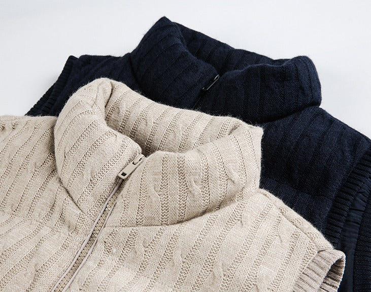 Rückansicht der gestrickten Weste in Beige und Blau