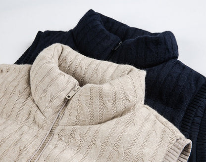 Rückansicht der gestrickten Weste in Beige und Blau