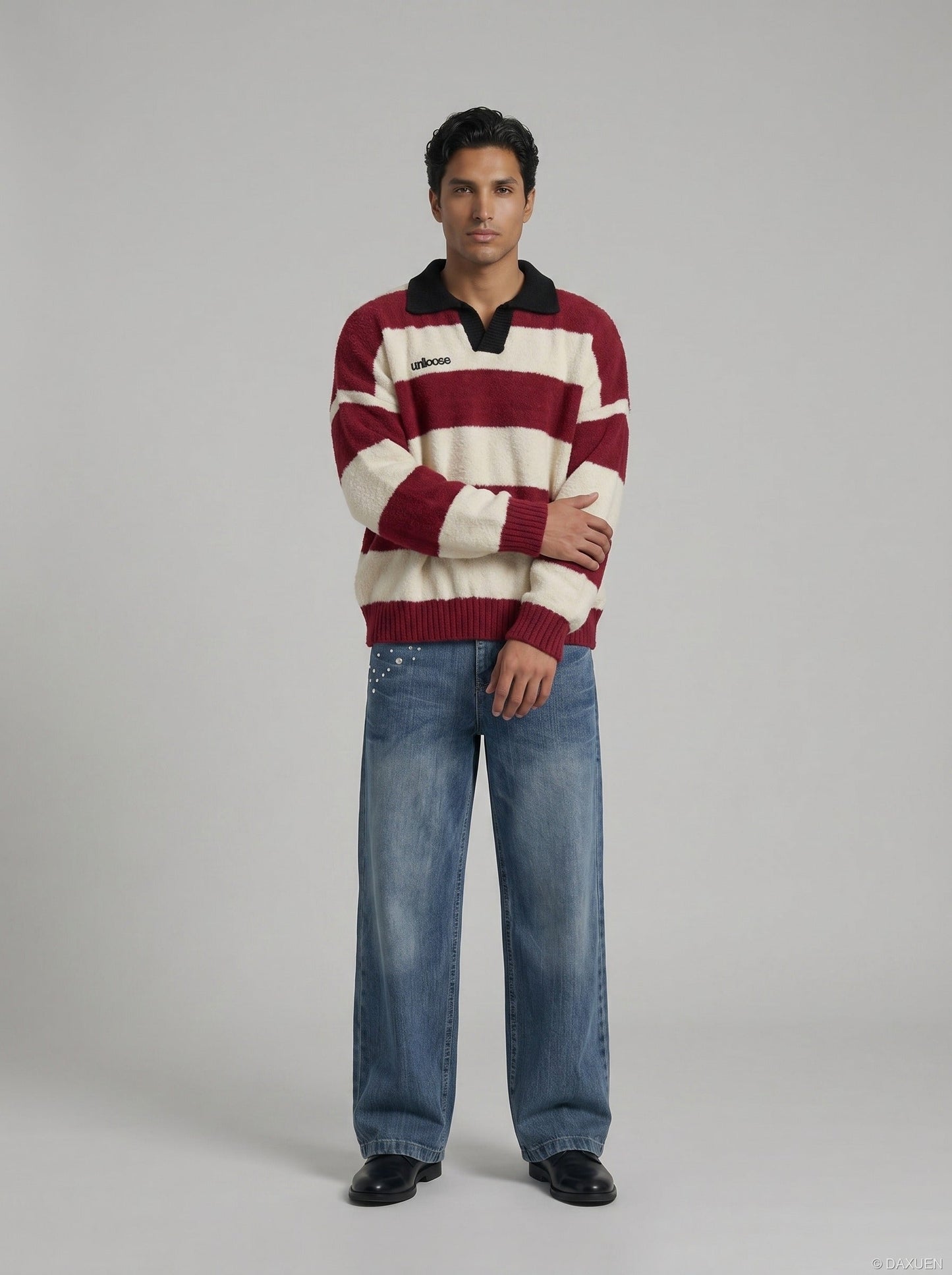 Damen gestreifter Oversize Strickpullover in kompletter Ansicht auf weissem Hintergrund