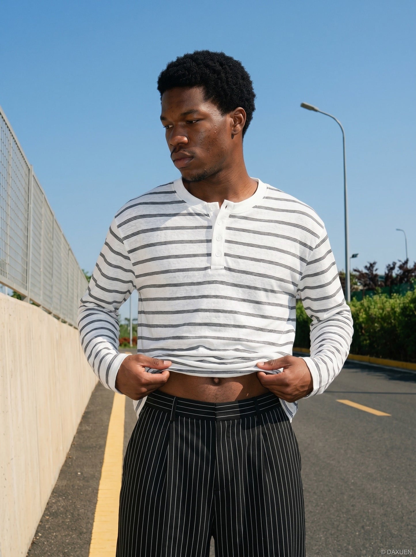 Herren Henley-Shirt in Weiss gestreift, locker geschnitten, schräg von vorn gezeigt