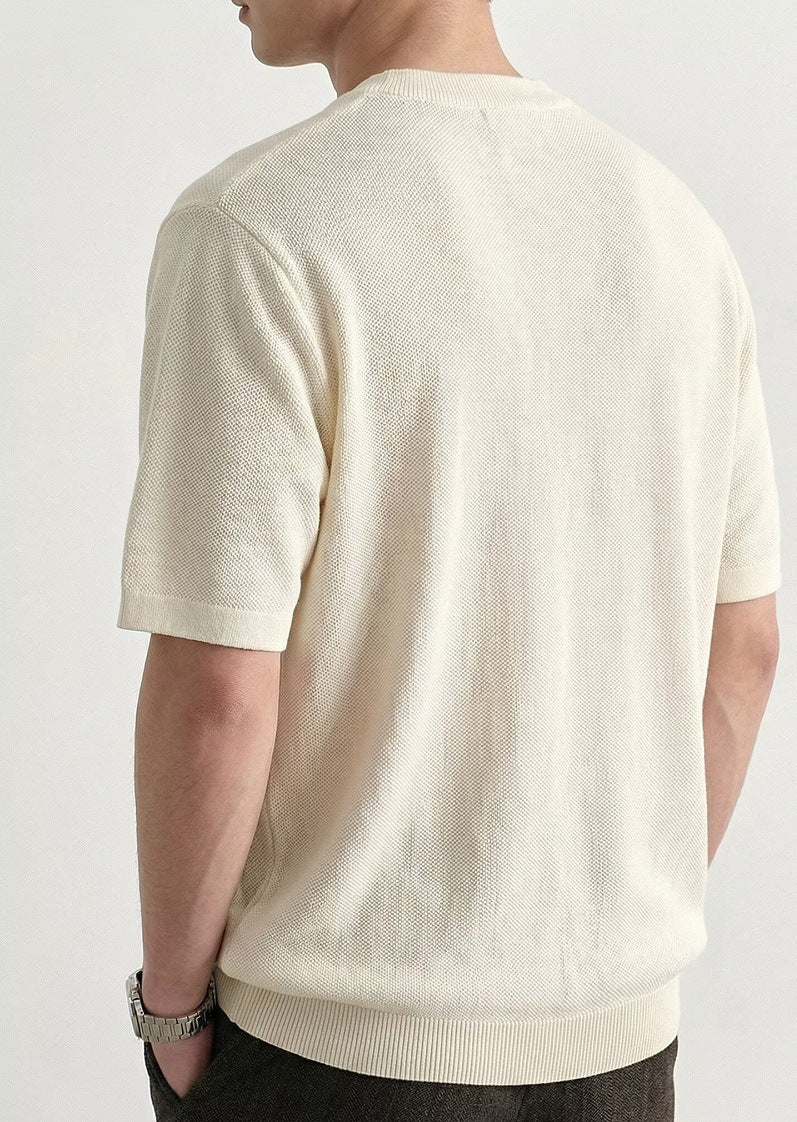 Detailaufnahme der strukturierten Stoffoberfläche des Freizeitshirts