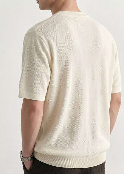 Detailaufnahme der strukturierten Stoffoberfläche des Freizeitshirts