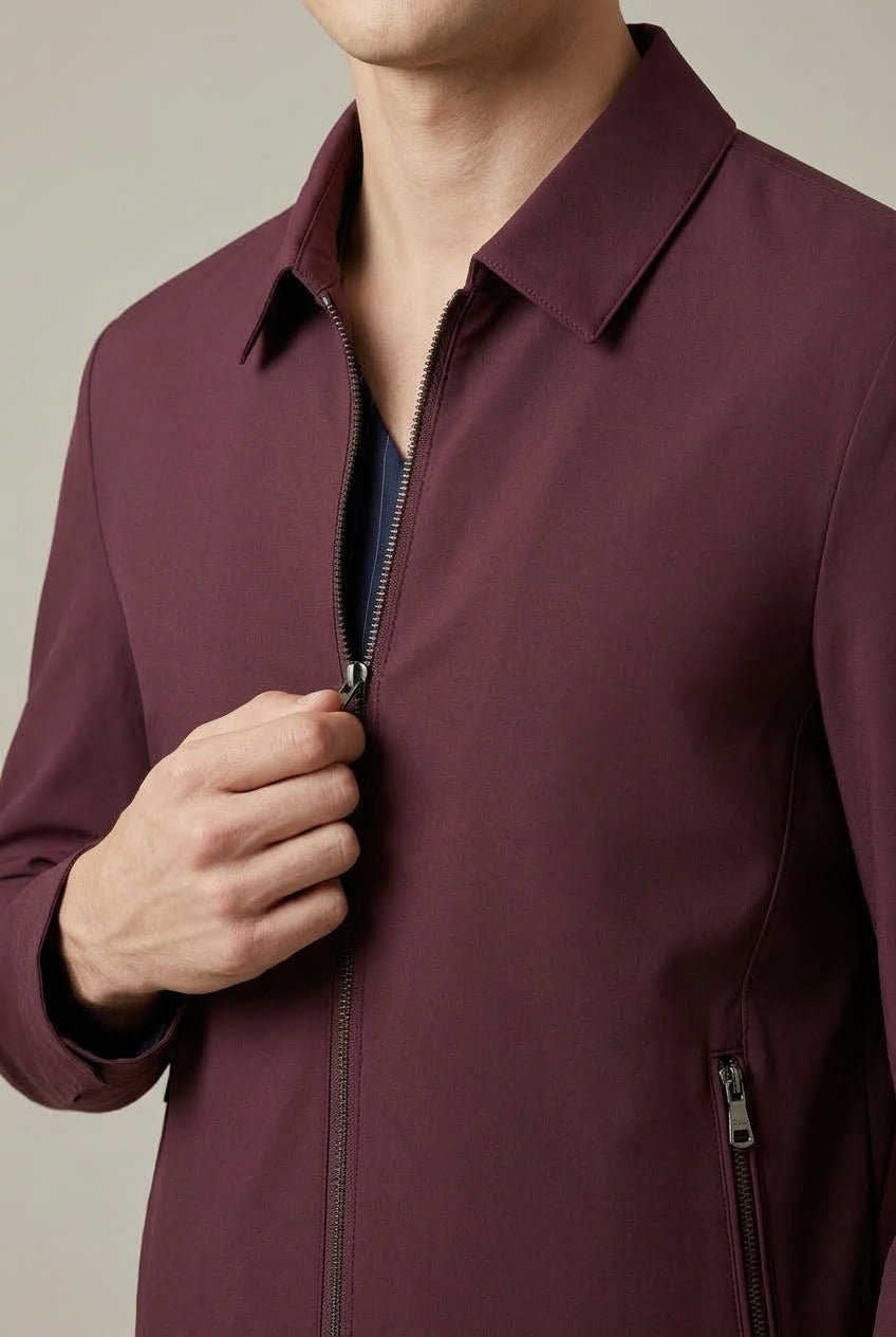 Detailansicht des Kragens und Reißverschlusses der Herrenjacke