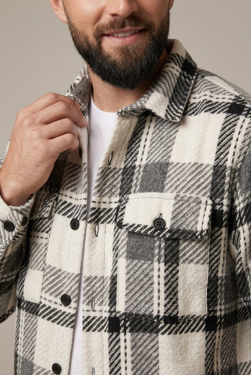 Frontansicht eines Herren-Overshirts im Karomuster