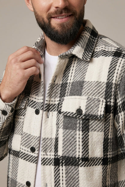 Frontansicht eines Herren-Overshirts im Karomuster